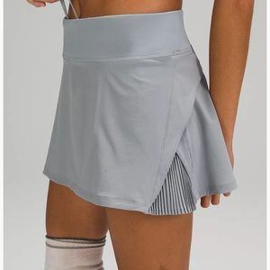 Lululemon Play Off the Pleats Mid-Rise Skirt, size 2, Rhino Grey